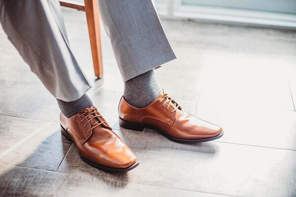 What Color Shoes Goes With Gray Pants? (6 Options)